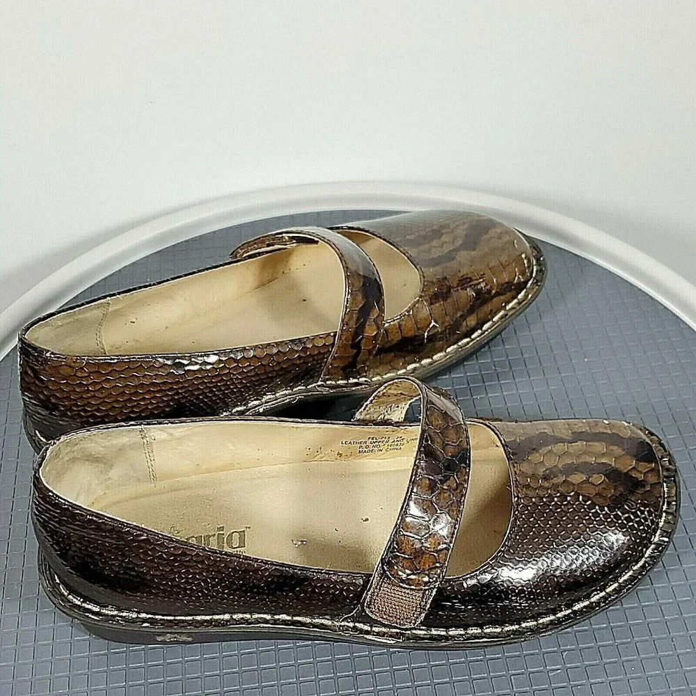 Alegria Women's Mary Jane Shoes Size 39/8.5 Brown Patent Leather Snakesk…